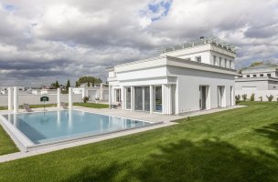 Villa monofamiliare con piscina a Parmamia